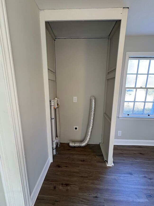 Building Photo - 3 bedroom 3 bath in Spartanburg with Lots of Space !!! Workshop in the garage!!