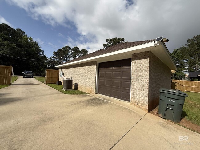 Building Photo - 6877 Park Dr