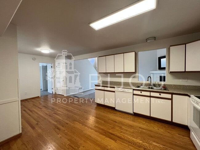 Building Photo - Spacious Rockrimmon Townhome