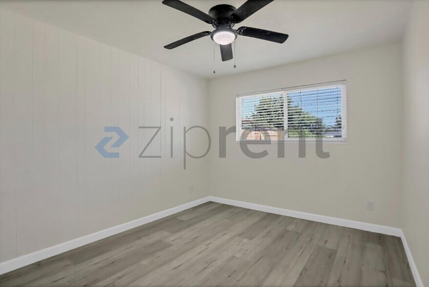 Building Photo - Unit