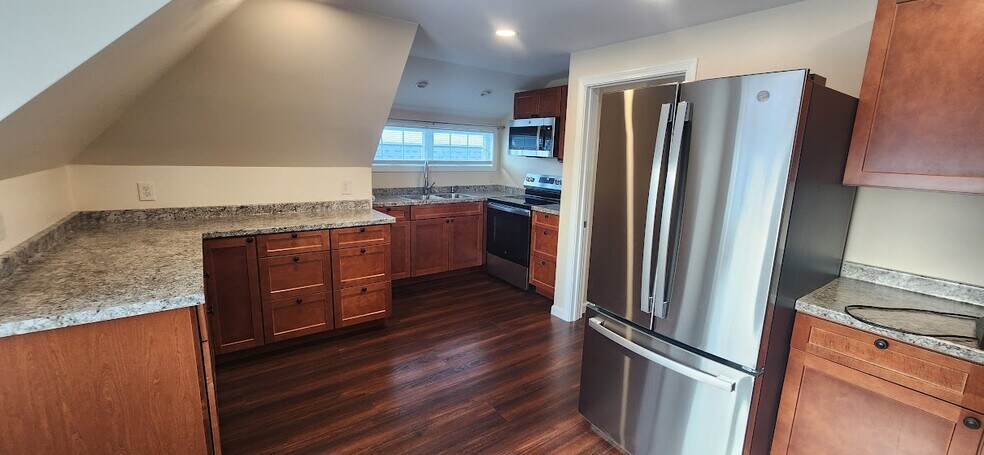 Kitchen - 142 College Ave