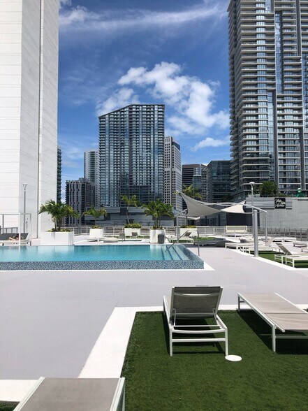 Building Photo - 690 SW 1st Ave