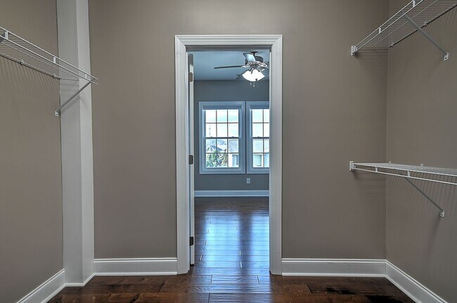 Building Photo - 4 Bedroom / 2.5 Bath Home  Kingsport, TN