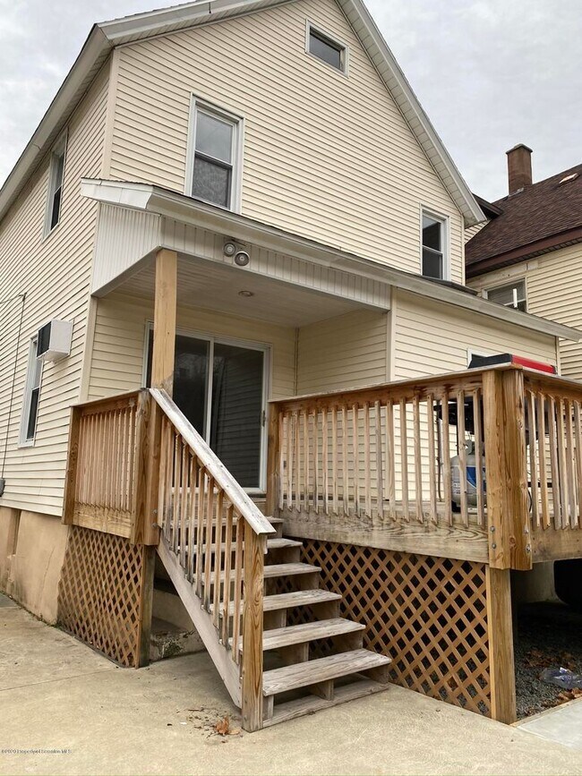 Building Photo - 116 E Elm St