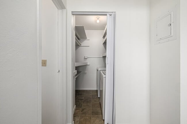 Building Photo - Freshly updated Two bed one bath for rent