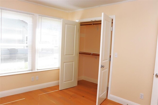 Building Photo - 535 W Vaughan St