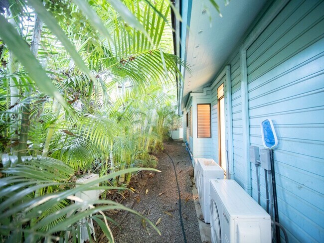 Building Photo - Beautiful Furnished, 2 Bed, 3 Bath, Gated ...