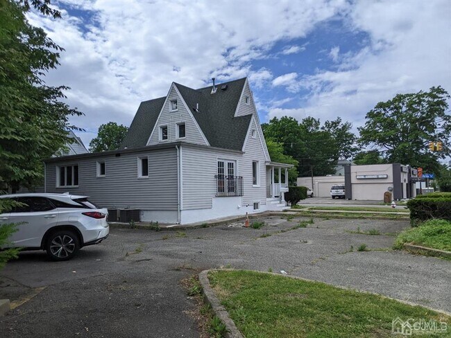 Building Photo - 120 Plainfield Ave
