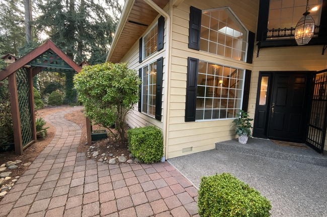 Building Photo - Spacious 3-Bedroom Home with Sunroom in Private Lake Community – Everett