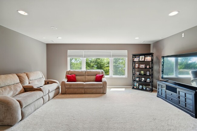 Building Photo - Five Bedroom House in Deerfield Township!