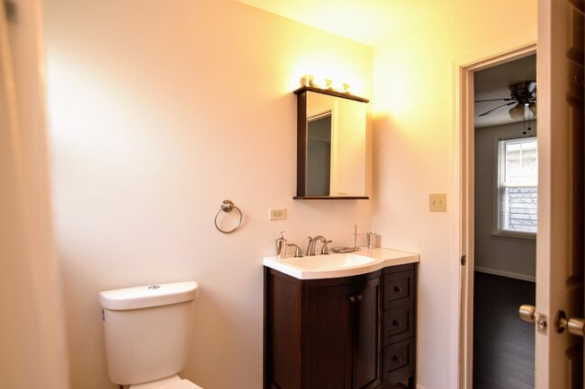 Building Photo - 1828 N Bissell St