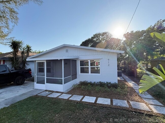 Building Photo - 912 SE Tarpon Ave