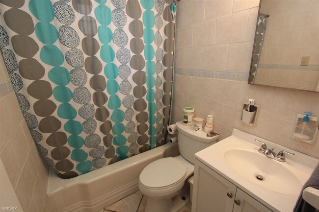 Building Photo - 1 br, 1 bath  - The Bentley Garden Level