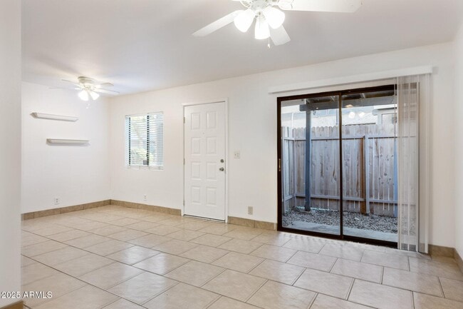 Building Photo - 286 W Palomino Dr