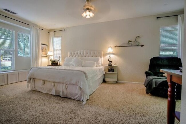 Building Photo - Immaculate Modern Townhouse in Sought-Afte...