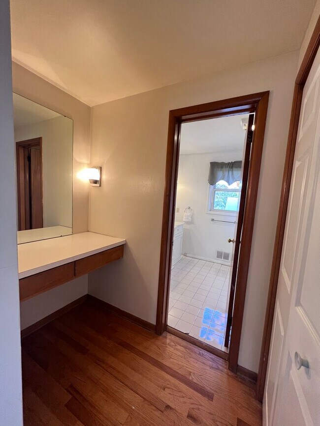 Building Photo - 5 Bedroom home on the NE side of Grand Rapids