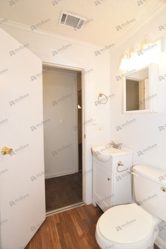 Building Photo - 2 Bedroom Duplex For Lease