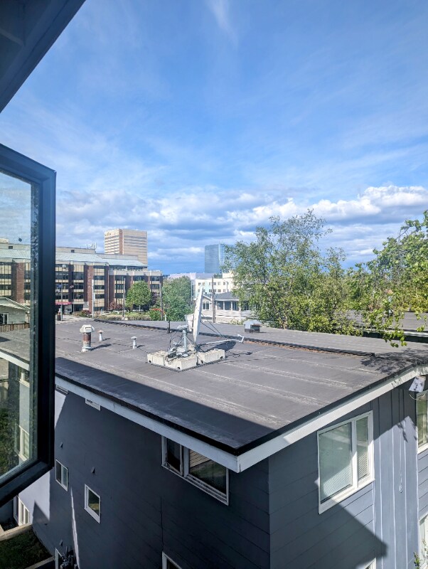 Building Photo - 957 W 12th Ave