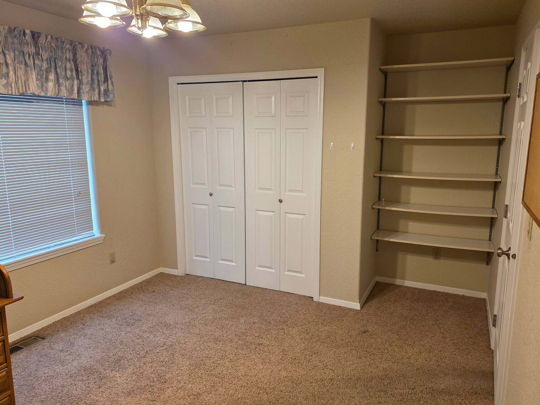 Building Photo - 208 Sunset Ln