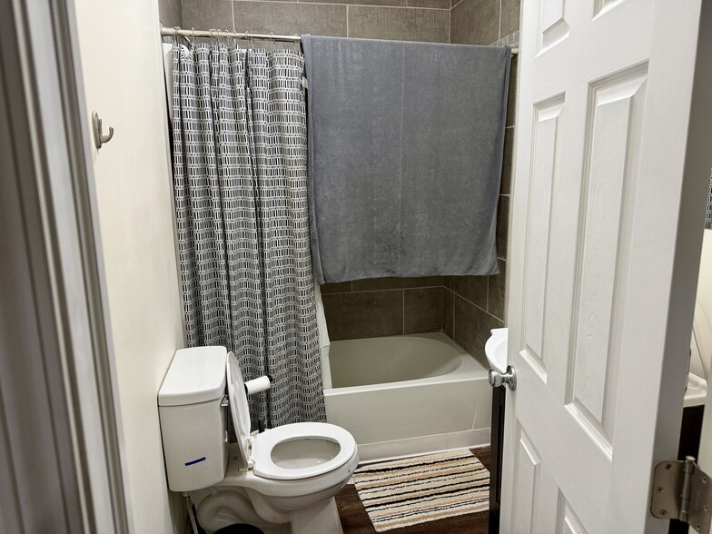 2nd FL/full bath - 269 E 13th Ave