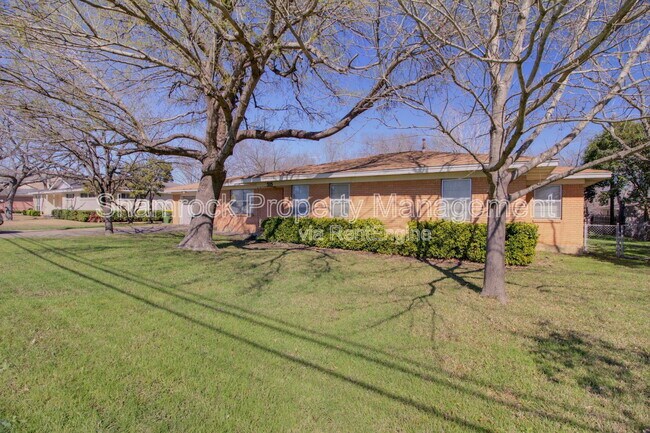 Building Photo - 315 Estates Dr