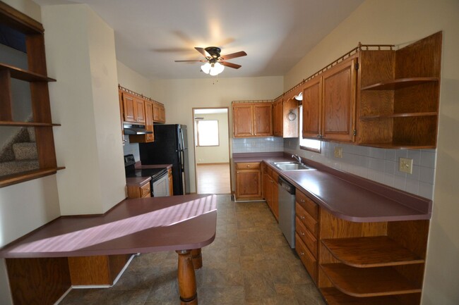 Building Photo - Remodeled 3-4 bedroom, open floor plan, Ne...