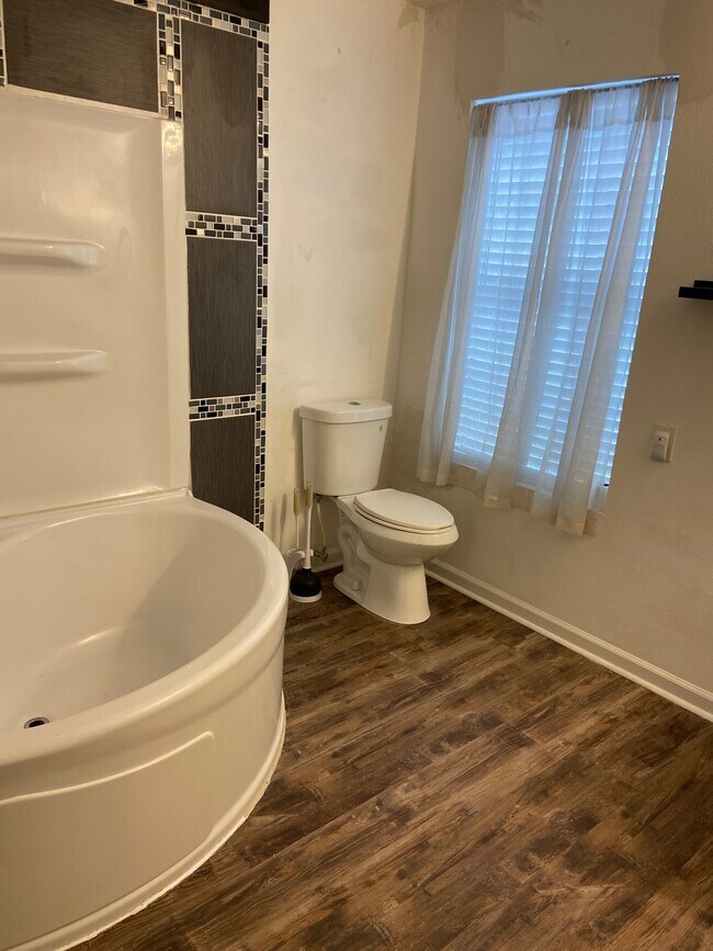 Building Photo - 73 Surrey Oak Ct