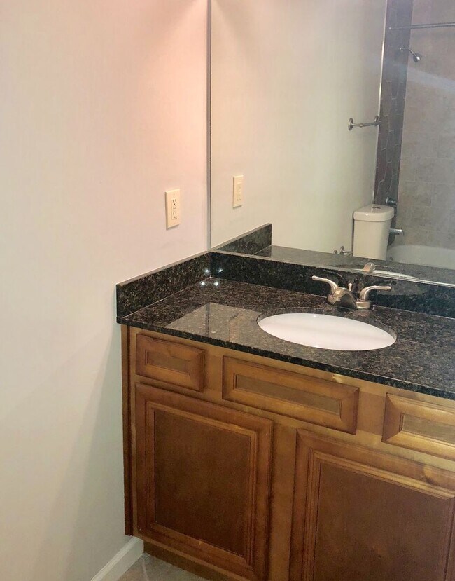 Building Photo - Very Spacious 2bd/2ba Condo in Brookhaven ...