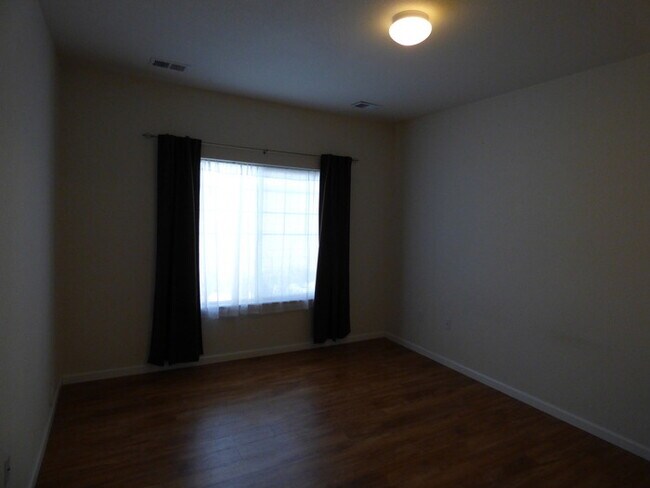 Building Photo - MUST SEE 2 Bed/2 Bath Condo in the Lakesho...