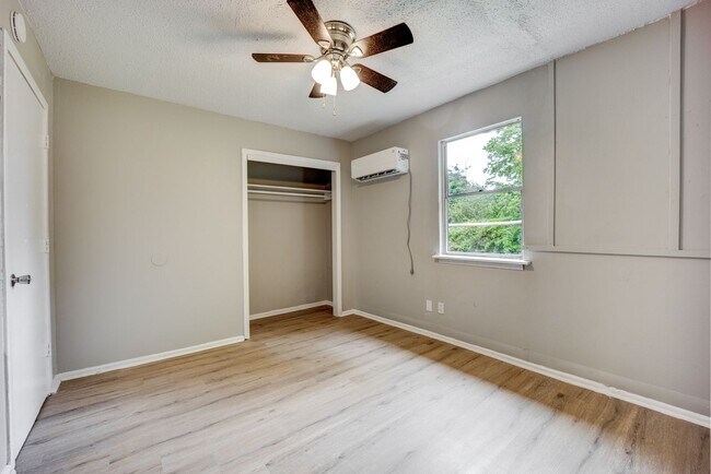 Building Photo - FREE MONTH RENT! Freshly Updated 3 Bedroom House