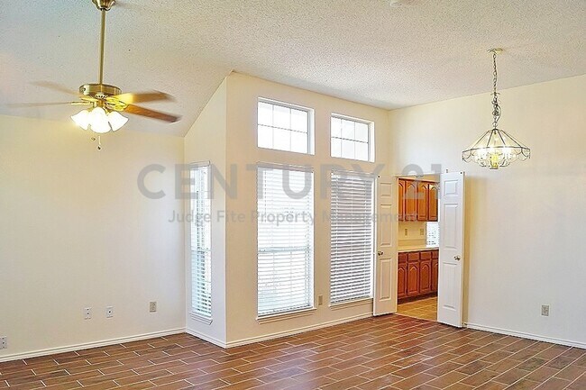Building Photo - Well-Maintained 4/2/2 with 2 Living and 2 ...