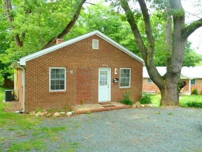 Primary Photo - Nice 3br house w/ parking, central AC - wa...