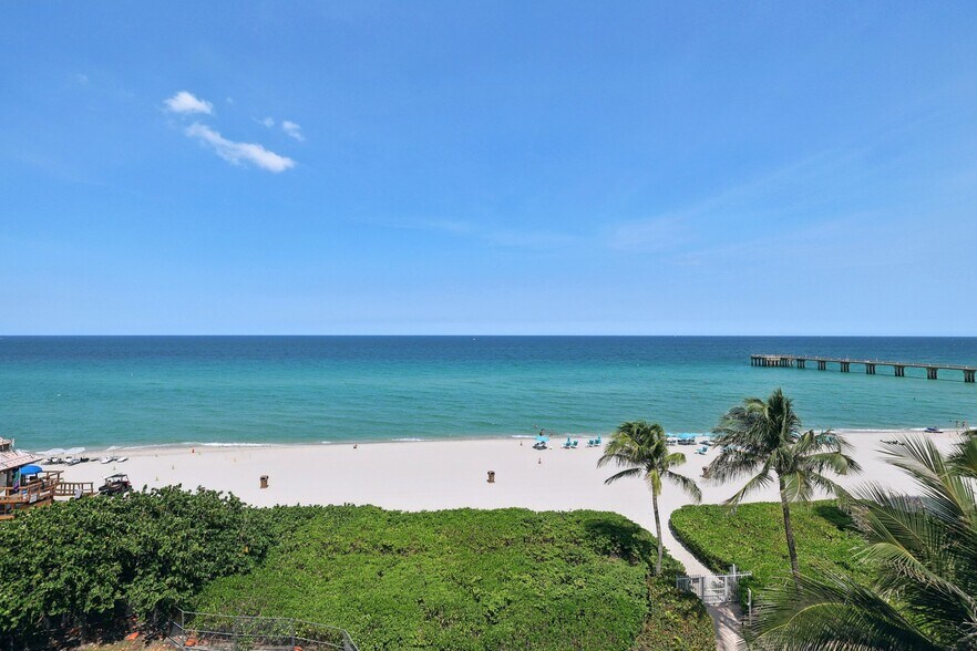 Building Photo - 16711 Collins Ave