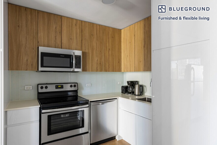 Building Photo - 2625 N Clark St