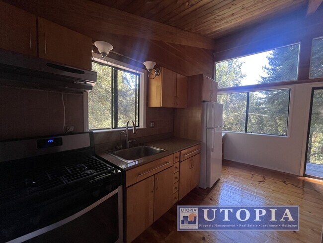 Building Photo - 10585 Redwood Dr
