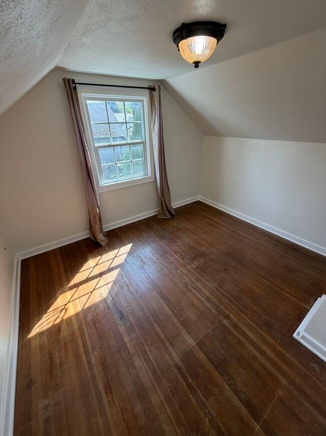 Building Photo - Charming 3 Bedroom with a Large Fenced Yard!