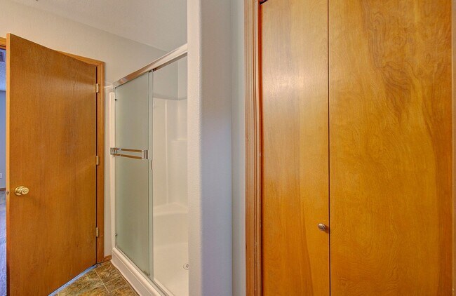 Building Photo - Moore 12918 &amp; 5000