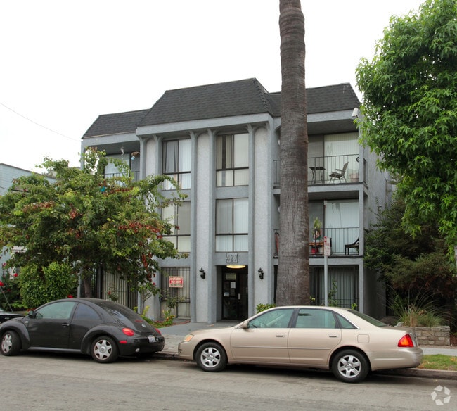 Building Photo - 427 Cedar Ave