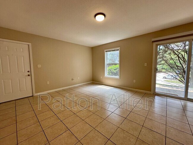 Building Photo - 2 Zell Ln