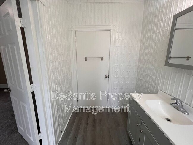 Building Photo - 1104 Brabec St