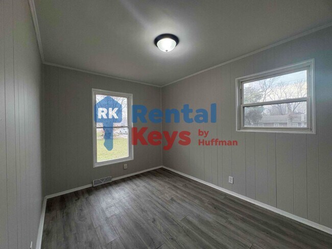Building Photo - Three Bedroom Duplex