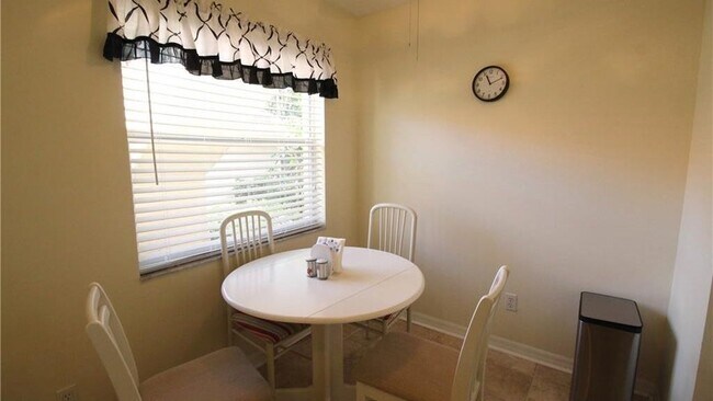 Building Photo - 273 Robin Hood Cir