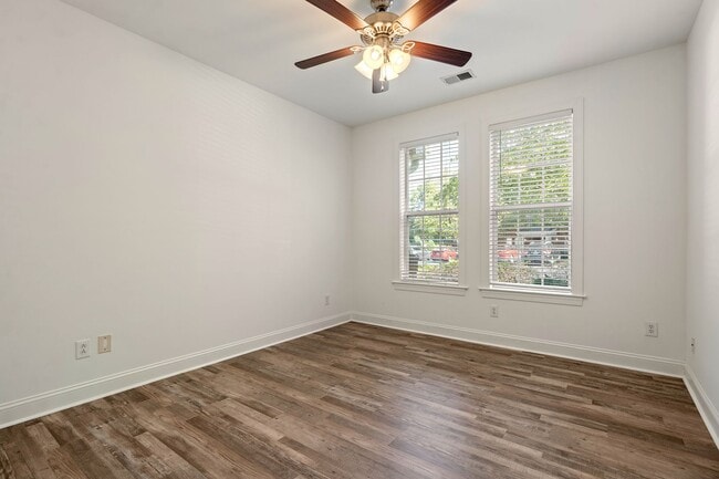 Building Photo - Ground Level 2-bed, 2-bath Condo in Provid...