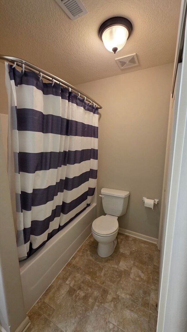 Building Photo - Beautiful 2 Bedroom Townhome in North Kans...