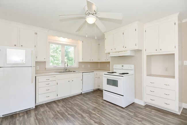 Building Photo - 118 Main St