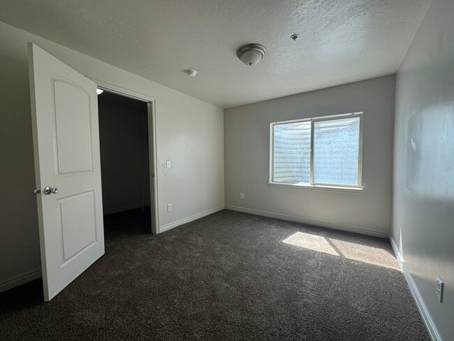 Building Photo - 83 930 E