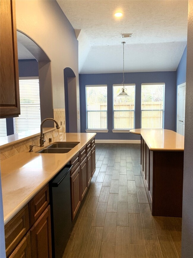 Building Photo - 2611 Summer Rain Dr