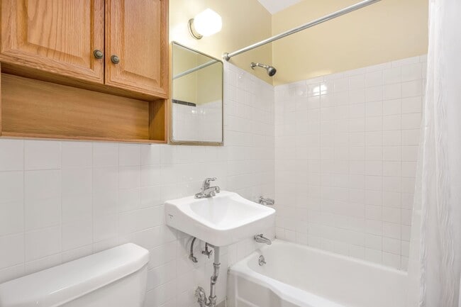 Building Photo - 222 W 71st St
