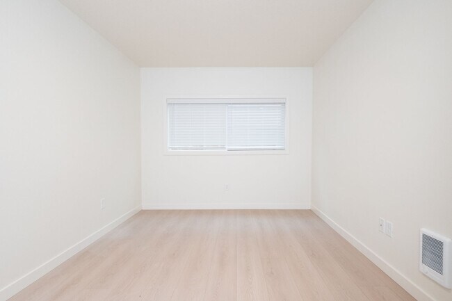 Building Photo - Fully Renovated 2 Bedroom in the Heart of ...