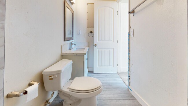 Building Photo - 5272 Manhasset Dr